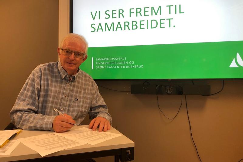 Leder av regionrådet Knut Martin Glesne signerte samarbeidsavtale med Grønt Fagsenter Buskerud